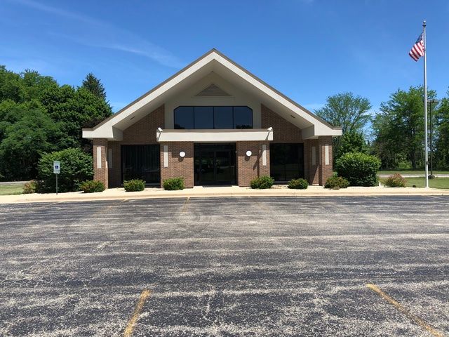 8225 Fox River Dr, Newark, IL 60541